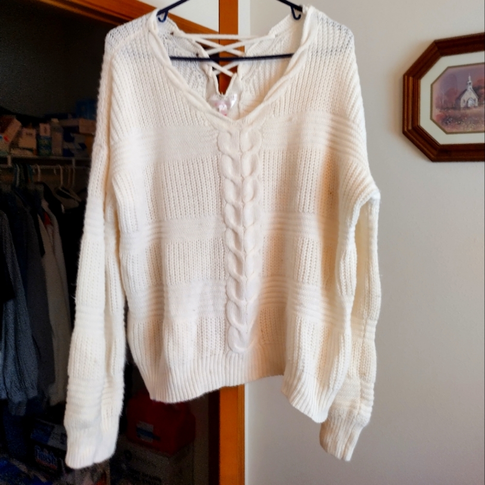 🎁Sweater with criss cross design🎁